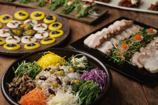 노보텔 앰배서더 서울 강남이 뷔페 레스토랑 더 스퀘어에서 봄나물 식재료인 두릅, 냉이, 봄동 등을 이용한 '봄나물 특선' 메뉴를 마련한다고 23일 밝혔다. 노보텔 앰배서더 서울 강남은 강남구 봉은사로의 리츠칼튼 서울 호텔과 이웃한 특1급 호텔이다.  노보텔 앰배서더 서울 강남 제공